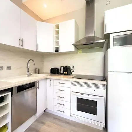 Moderne, Calme Et Bien Equipe, A 200m De La Apartment *