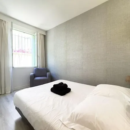 Moderne, Calme Et Bien Equipe, A 200m De La * Κάννες