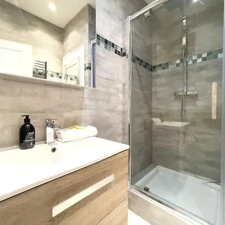 Moderne, Calme Et Bien Equipe, A 200m De La Appartement Cannes